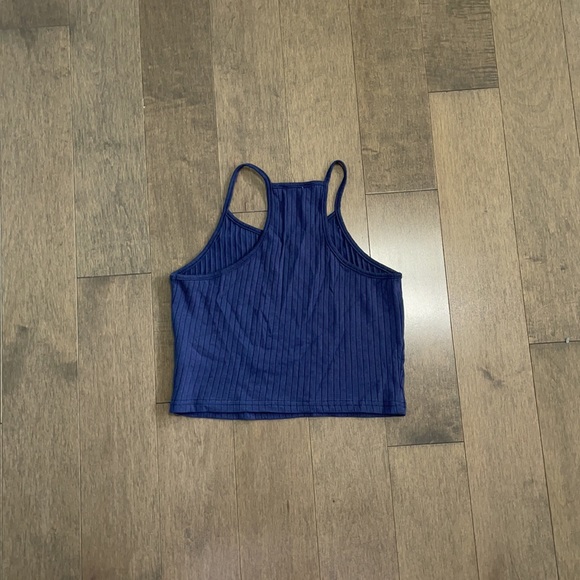 Halter back crop top - Picture 2 of 3